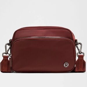 LULULEMON EVERYWHERE CROSSBODY BAG*METAL HARDWARE IN ROCKWOOD/GUNMETAL NWT